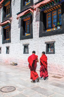 Lhasa, Tibet - 29 Ağustos 2007: Songzanlin Manastırı, Tibet Özerk Bölgesi yakınlarında Çin 'in Şangrila (Zongdian) kentindeki en büyük Tibet Budist manastırıdır..