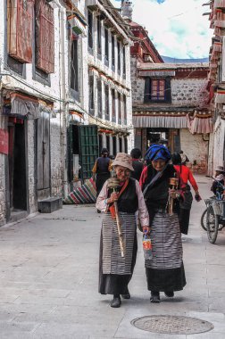Lhasa, Tibet - 29 Ağustos 2007: Tibet 'in Lhasa kentinde dua eden kimliği belirsiz yaşlı hacılar