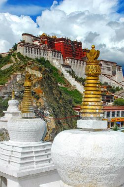 Potala Sarayı, Dalai Lama 'nın asıl evi ve Tibet Budizminin Lhasa, Tibet, Çin' deki en önemli mimarisi.