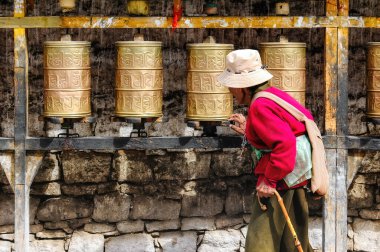 Dua arabaları Potala Sarayı 'nda, eski Dalai Lama ikametgahı Tibet, Lhasa' da. Potala Sarayı, Tibet 'in Lhasa şehrinde bir dzong kalesidir..