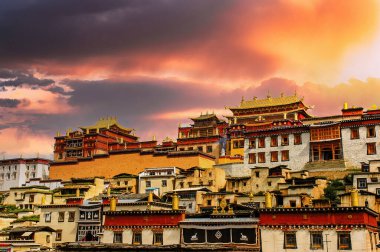 Shangrila 'nın eski Zhongdian kasabası Yunnan, Çin' deki küçük bir pota ya da tibet manastırı Tibet seyahatinin ünlü tarihi yapısını inşa ediyor.