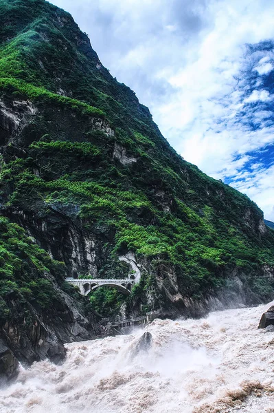 Тигриное Прыгающее Ущелье Каньон Реке Цзиньша Приток Верхнего Янцзы Расположен — стоковое фото