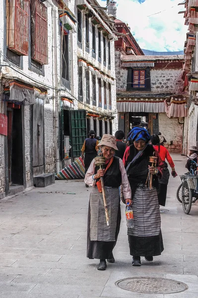Lhasa Tibet Agosto 2007 Pellegrini Tibetani Anziani Non Identificati Che — Foto Stock
