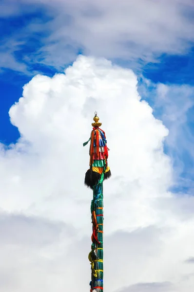 チベットのラサで有名な仏教寺院ジョカンの前で飾ら極 — ストック写真