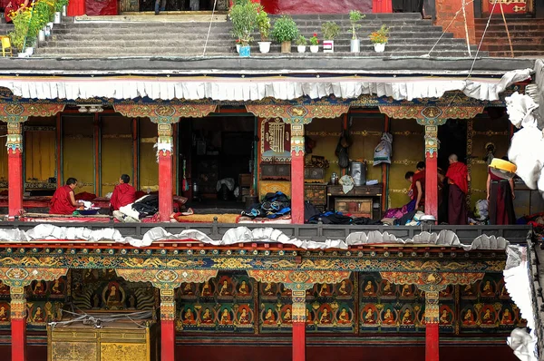 Lhasa Tibet September 2007 Tashilhunpo Monastery Some Monks Seated Company — Stock Photo, Image