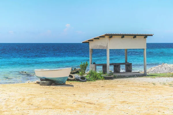 ボートの横にあるカリブ海の島の砂浜にあるボネールで小屋 オランダ領アンティル — ストック写真