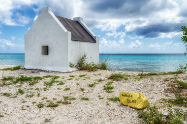 Karayip adası Bonaire 'de eski köle kulübeleri. Bunlar 1850 'de tuz madenlerinde çalışan köleleri barındırmak için inşa edildi..