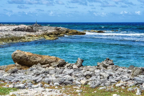 Волны Разбивающиеся Грубой Береговой Линии Восточного Побережья Тропического Острова Бонайр — стоковое фото