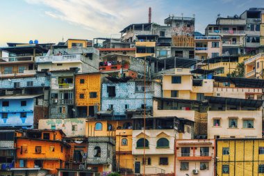 Güney Amerika 'da Guayaquil Ekvador' un Santa Anna tepesindeki renkli evleri