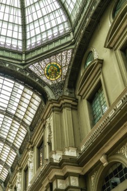 Guayaquil, Ekvador - 26 Eylül 2022: Belediye binasının iç avlusu, dışarıdan görülüyor, sütunları, heykelleri, cam tavanları ve güzel dekorasyonlarıyla..