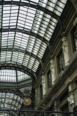 Guayaquil, Ekvador - 26 Eylül 2022: Belediye binasının iç avlusu, dışarıdan görülüyor, sütunları, heykelleri, cam tavanları ve güzel dekorasyonlarıyla..