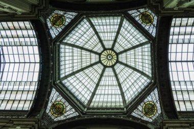 Guayaquil, Ekvador - 26 Eylül 2022: Belediye binasının iç avlusu, dışarıdan görülüyor, sütunları, heykelleri, cam tavanları ve güzel dekorasyonlarıyla..