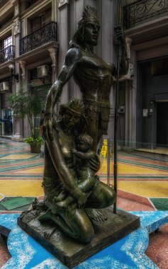 Guayaquil, Ekvador - 26 Eylül 2022: Guayas ve Quil Heykeli Belediye Sarayı 'ndaki Eduardo Arosemena Geçidi' nde. Yerli çiftlerin isimleri şehre isim vermek için birleştirildi.