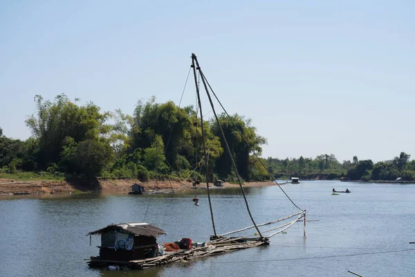 Αλιευτικά Σκάφη Στο Ποτάμι Καλοκαίρι — Φωτογραφία Αρχείου