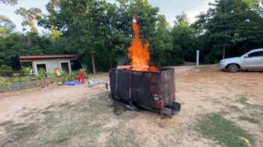 İnsanlar dışarıdaki tören ateşine bakıyor.