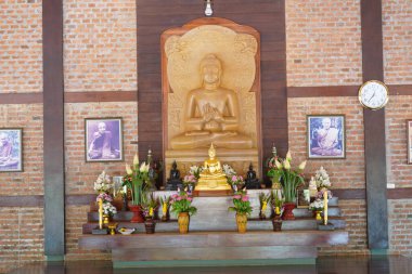 Tayland şehrinin tapınağındaki Buda heykeli