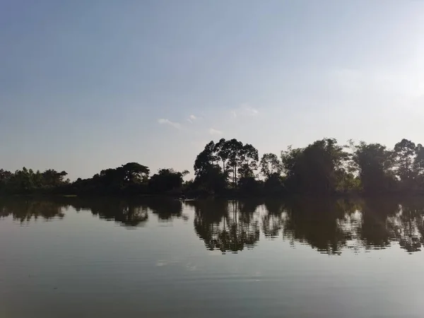 Bela Paisagem Com Lago Árvores — Fotografia de Stock