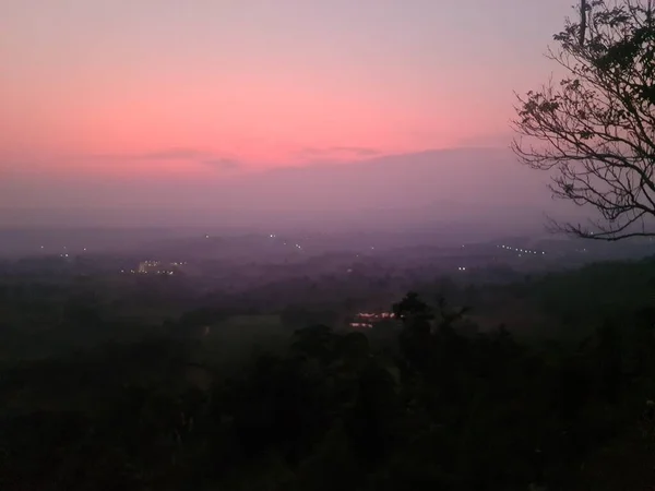 Schöner Sonnenuntergang Über Dem Berg — Stockfoto