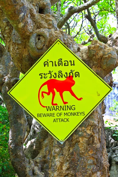 Предупреждающий знак, чтобы следить за животными — стоковое фото