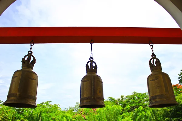 Бронзовые колокола в буддийском храме — стоковое фото