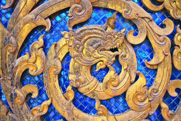 Tajskiej sztuki rzeźby w drzwi świątyni — Zdjęcie stockowe