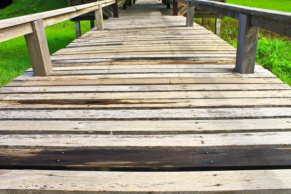 Puente de madera en el parque —  Fotos de Stock