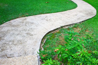 Parktaki taş geçit.