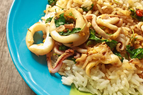 Calamares fritos con chile y albahaca dulce sobre arroz — Foto de Stock