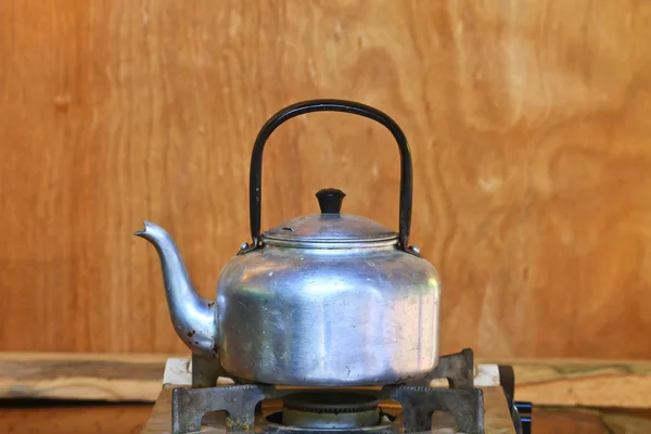 Чайник на газовой плите — стоковое фото