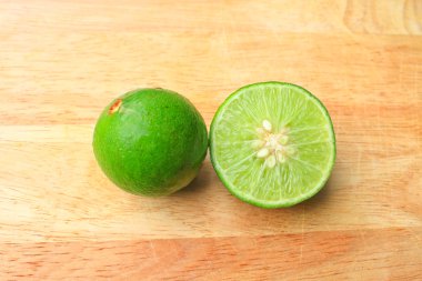 organik taze limes ahşap kesme tahtası üzerinde kesti.