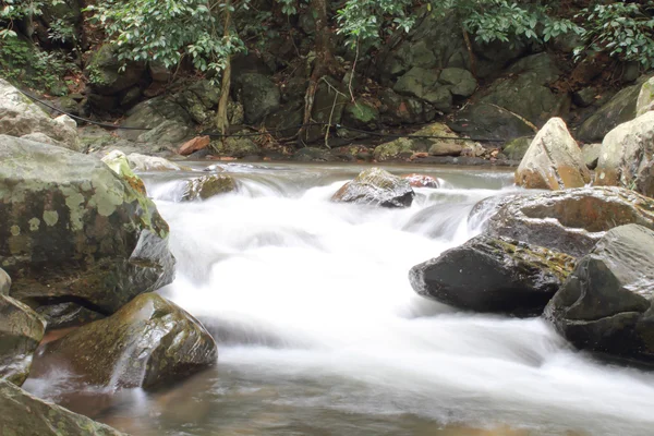 Cachoeira na floresta — Fotografia de Stock