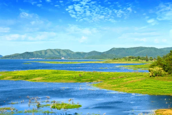Вид на водохранилище Kaengkrachan плотины, Phetchaburi Таиланд — стоковое фото