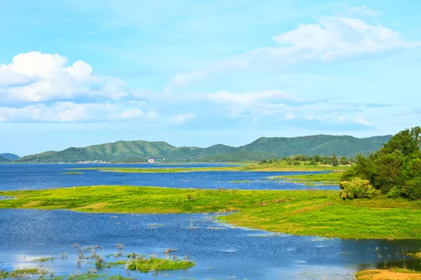Uitzicht op het stuwmeer Kaengkrachan dam, Phetchaburi Thailand — Stockfoto