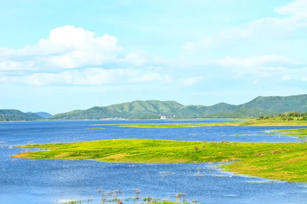 Utsikt över dammen Kaengkrachan, Phetchaburi Thailand — Stockfoto