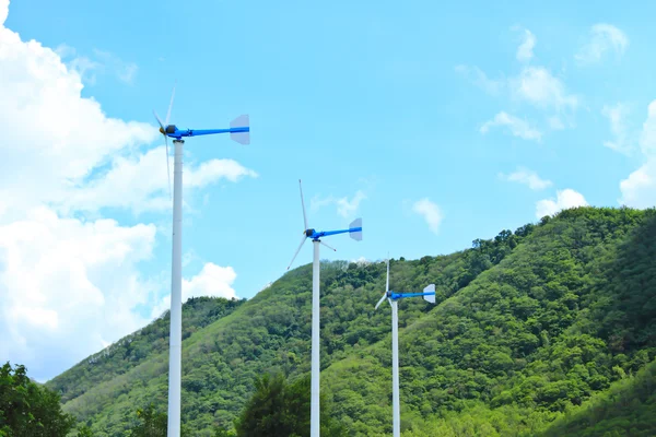 風力タービンで発電する緑の牧草地 — ストック写真