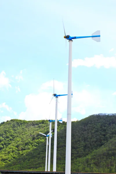 Pradera verde con turbinas eólicas generadoras de electricidad —  Fotos de Stock