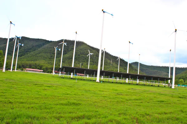 Pradera verde con turbinas eólicas generadoras de electricidad —  Fotos de Stock