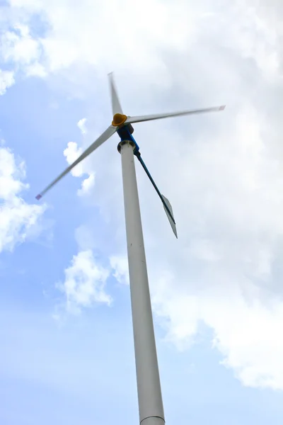 Pradera verde con turbinas eólicas generadoras de electricidad —  Fotos de Stock