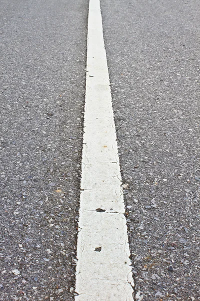 Texturstraße, weiße Linie auf schwarzem Asphalt — Stockfoto