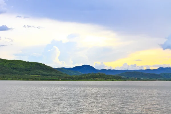 Tramonto, Kaeng Krachan Dam, Kaengkrachan National Park Thailandia — Foto Stock