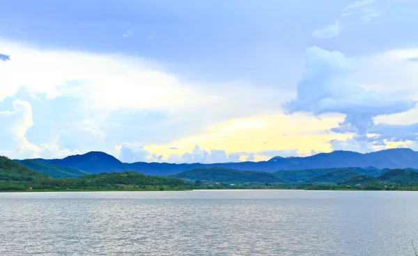 Coucher de soleil, barrage Kaeng Krachan, parc national Kaengkrachan Thaïlande — Photo