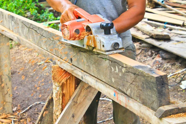 Hand timmerman met behulp van houten planer — Stockfoto