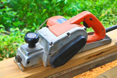 planlama yaparken inşaat işçisi'nın el ve güç aracını kapatın