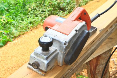 planlama yaparken inşaat işçisi'nın el ve güç aracını kapatın