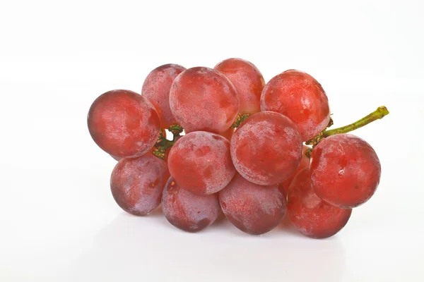 Кластер спелых сочных красных винограда — стоковое фото