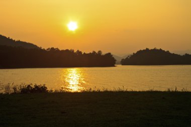 kamp alanı ve göl günbatımı
