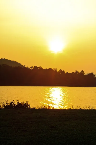 Camping et coucher de soleil au lac — Photo