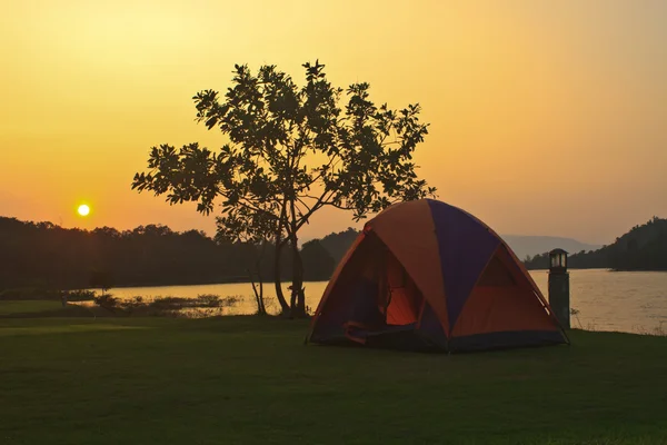 Camping ground and sunset at lake — Stock Photo, Image