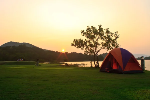 Camping ground and sunset at lake — Stock Photo, Image