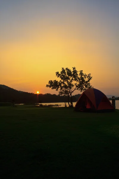 Camping ground and sunset at lake — Stock Photo, Image
